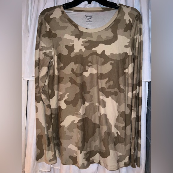 🎄Sweet Tea by Pink Rose camouflage long sleeve tee🎄 - Picture 1 of 1